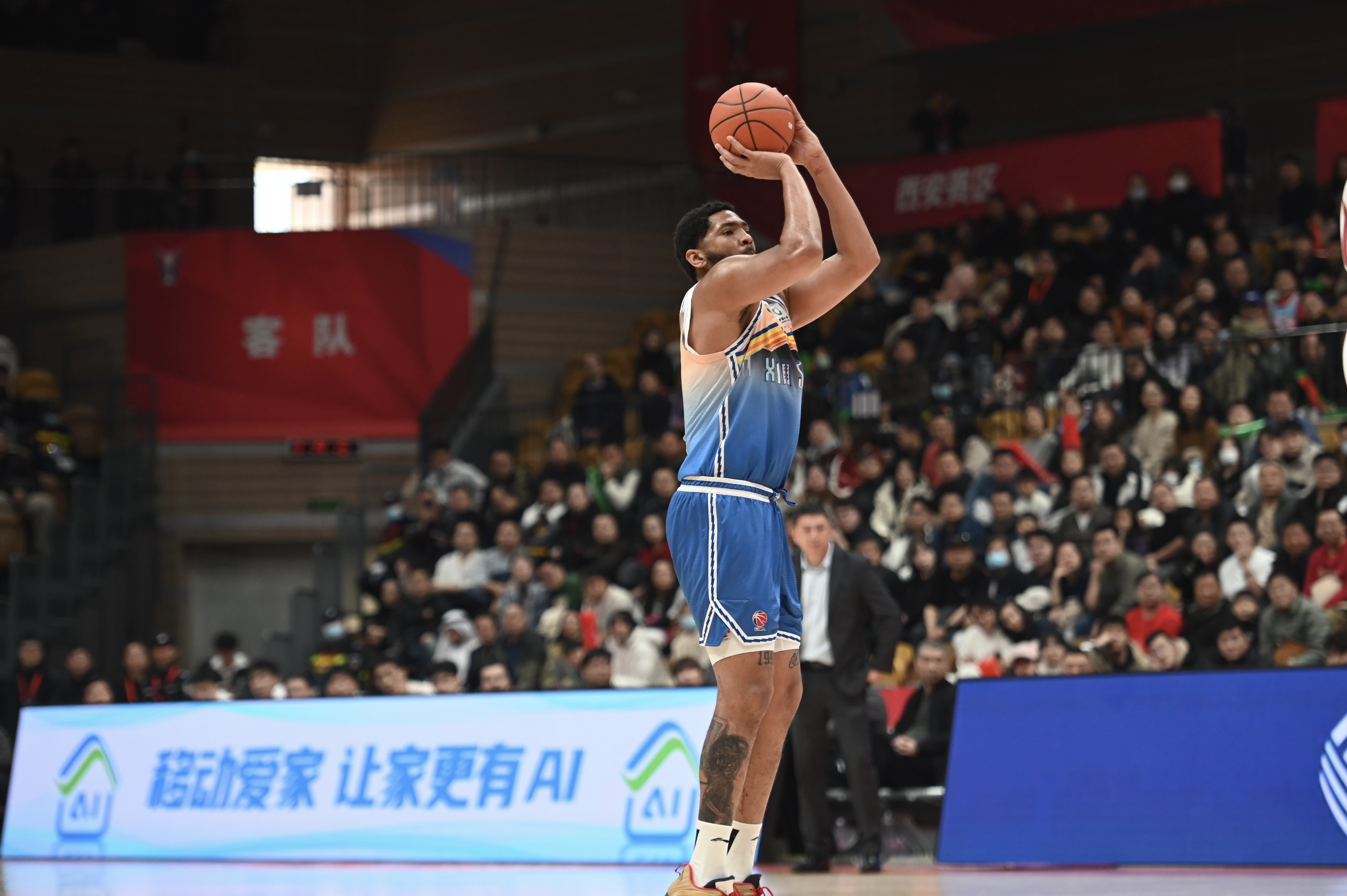 手感火热!劳森半场7中6高效砍下17分5篮板 首节15分